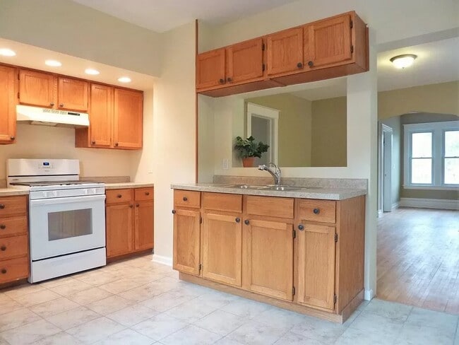 Building Photo - 738 Magnolia Ave E