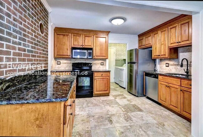 Building Photo - Spacious 3-Bed Home with Attached Garage i...