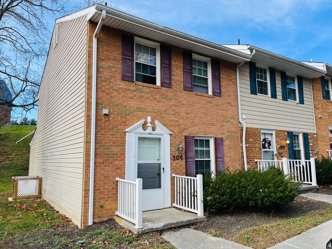 Primary Photo - 2 Bedroom, 1.5 Bath Townhouse