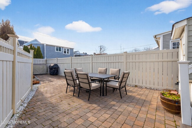 Foto del edificio - 211 Lareine Ave