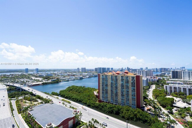 Foto del edificio - 330 Sunny Isles Blvd