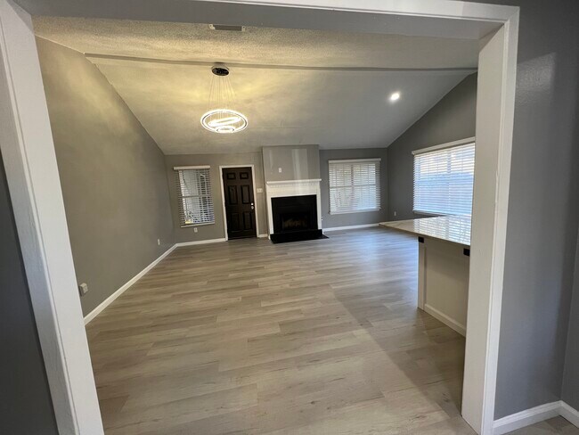 Building Photo - 883 Bonneville Dr