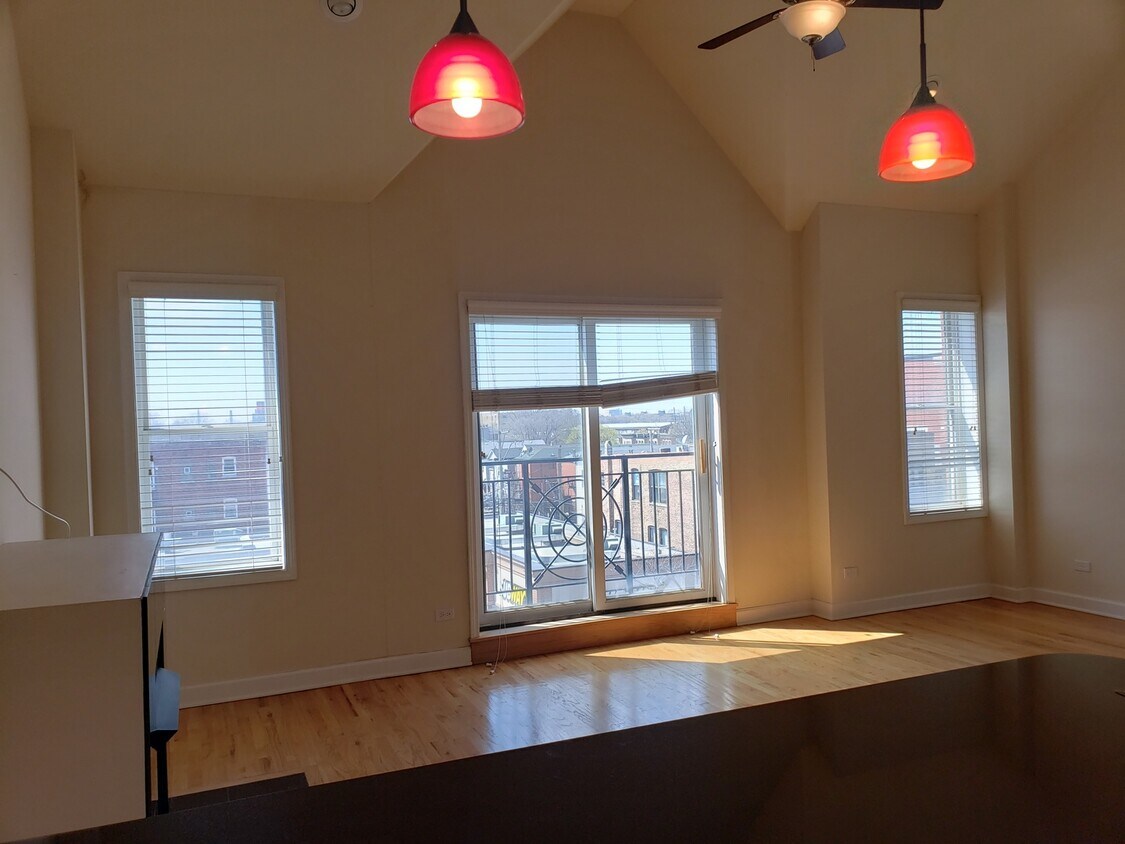 Foto principal - 1021 S Western Ave