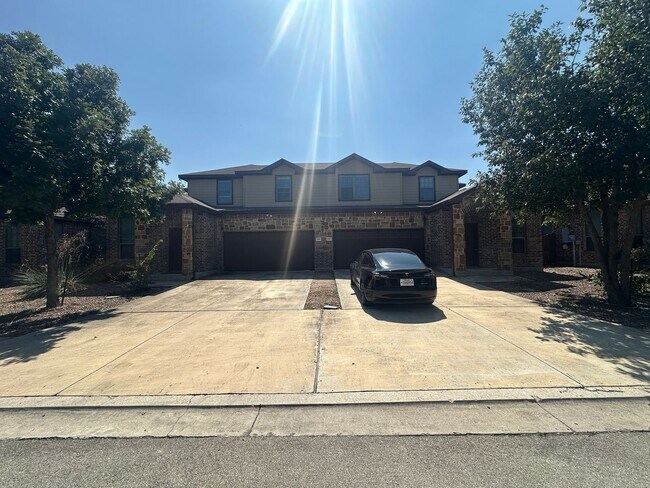 Building Photo - Townhome for rent