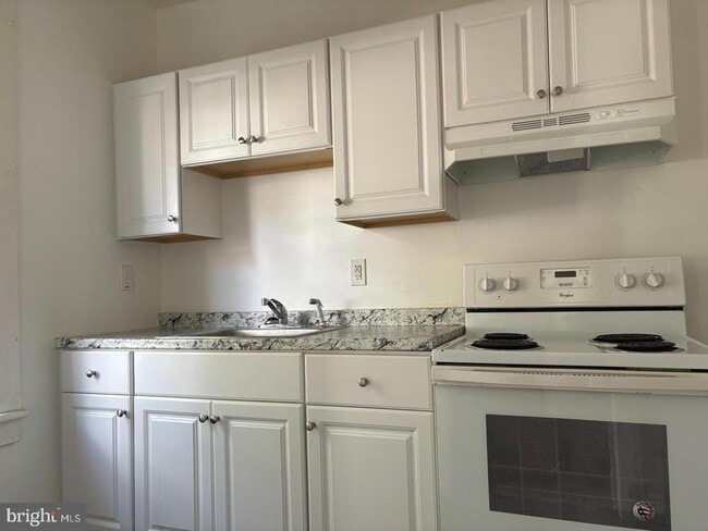 Foto del edificio - 17 Arbutus Ave