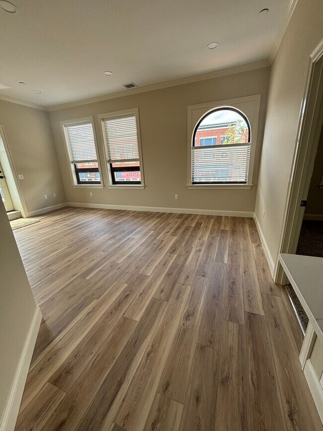 Living room - 25 N Washington St