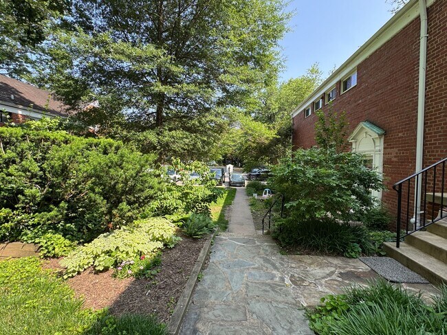 Building Photo - ALEXANDRIA - CLOSE TO PENTAGON - 5 MIN WAL...