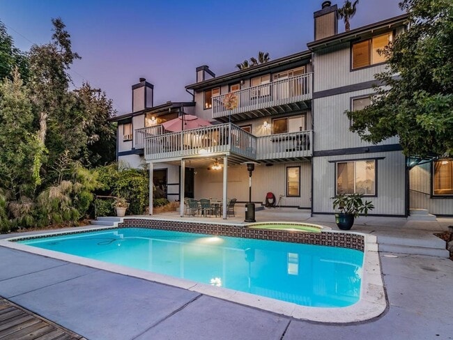 Building Photo - Home in the heart of Vista with stunning v...
