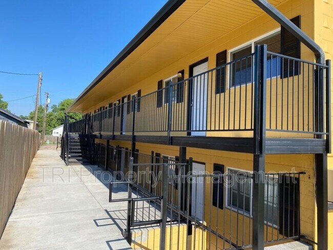 Building Photo - 2011 5th Ave