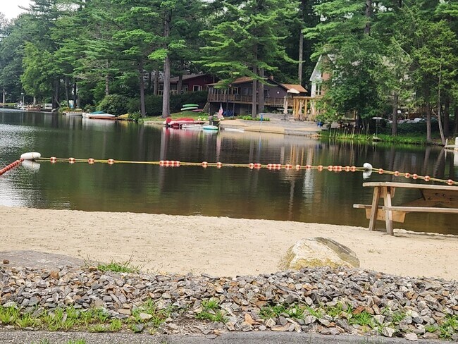 Foto del edificio - 192 Laurel Hill Dr