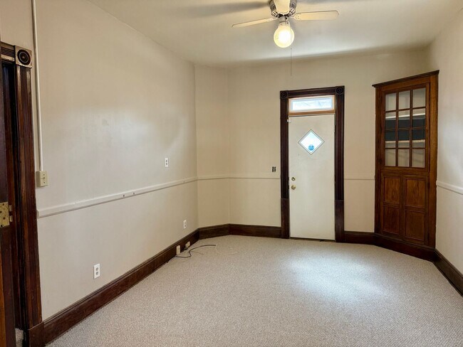 Foto del edificio - 357 W 5th St