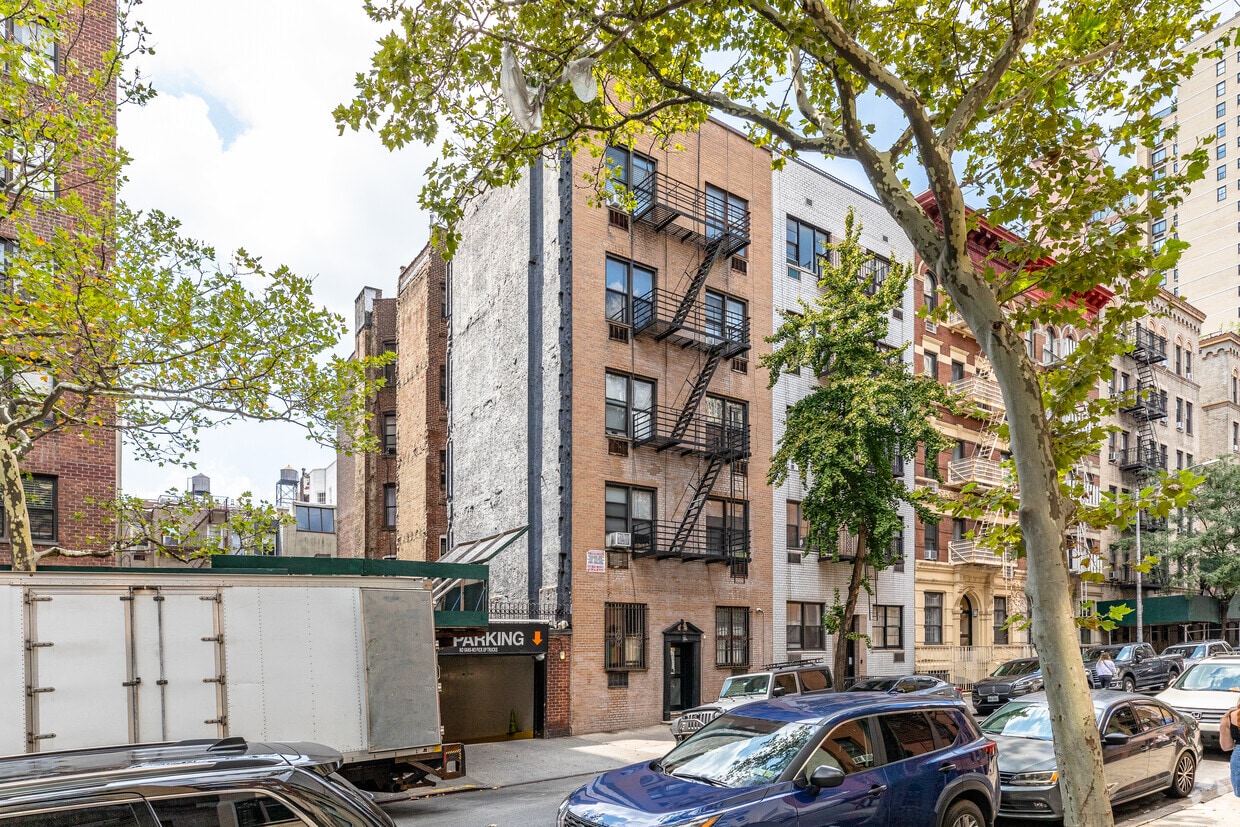 Primary Photo - 238 E 82nd St