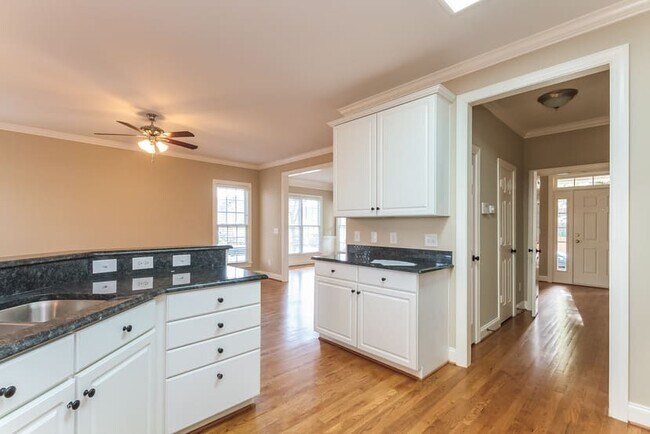 Foto del edificio - 15903 Kelly Park Cir