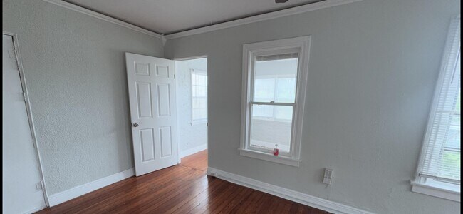 Building Photo - 736 Omar Rd