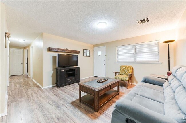 Foto del edificio - 3 Bed 1 Bath 1 Car in Bethany, OK PC Schools