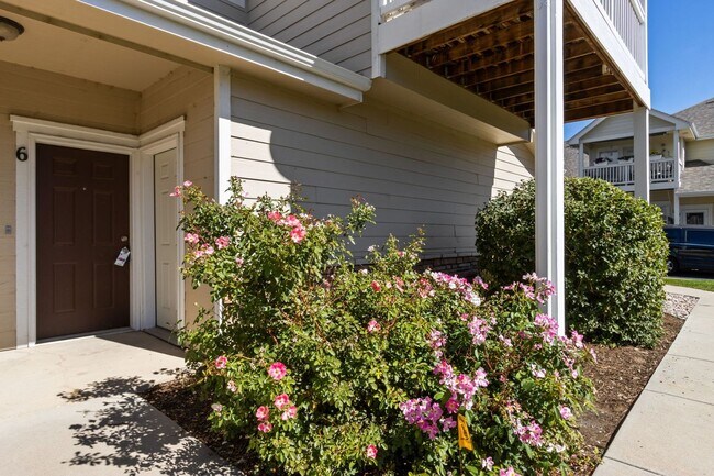 Building Photo - Updated 2 Bedroom 2 Bathroom Condo with 1 ...