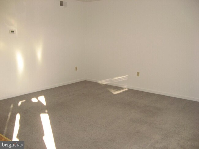 Building Photo - 2348 Roosevelt Blvd