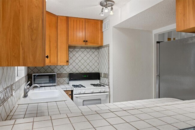 Building Photo - 3302 Doolin Dr