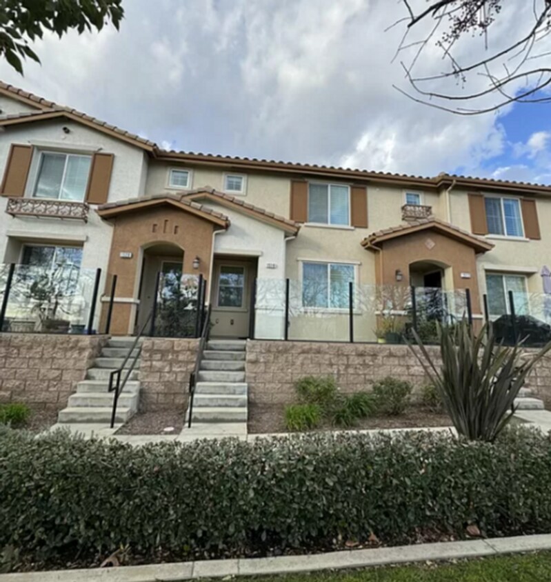 Primary Photo - Beautiful 4 bed, 2.5 bath Townhome in Upla...