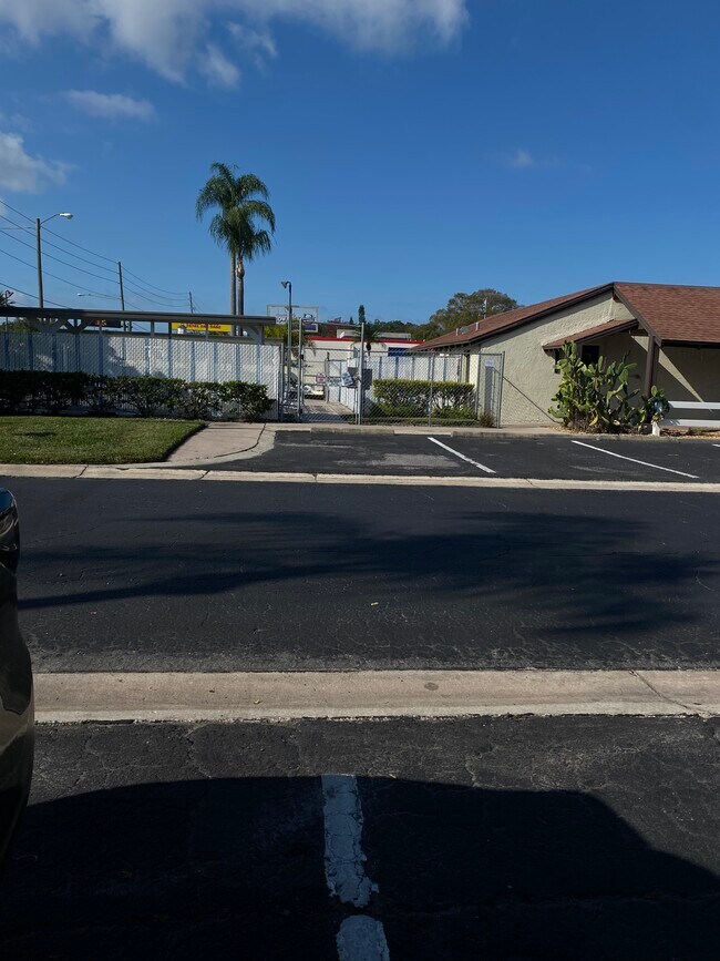 Building Photo - 1100 E Bay Dr