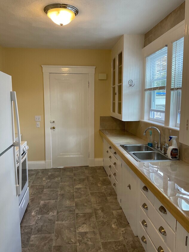 Kitchen - 17 Prospect St
