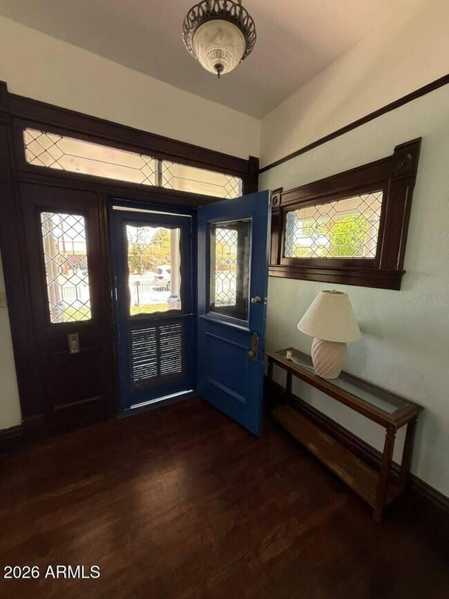 Foto del edificio - 825 E 9th St