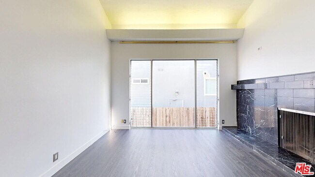 Foto del edificio - 14335 Huston St