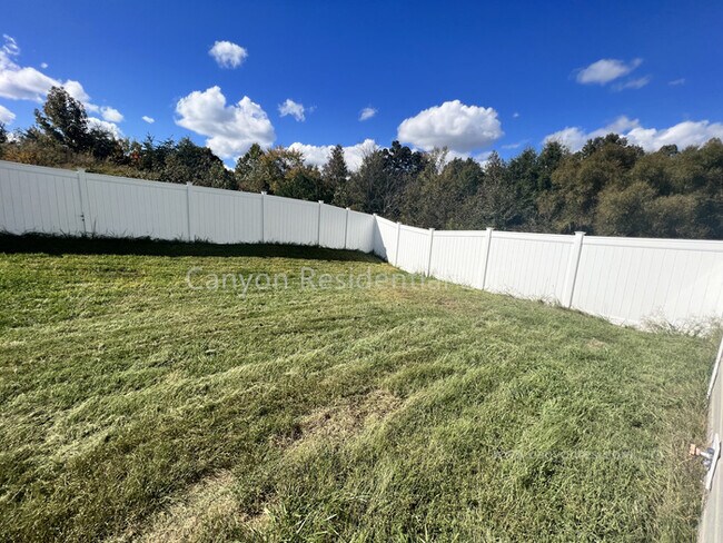 Building Photo - Beautiful 3b Room! Move in ready!