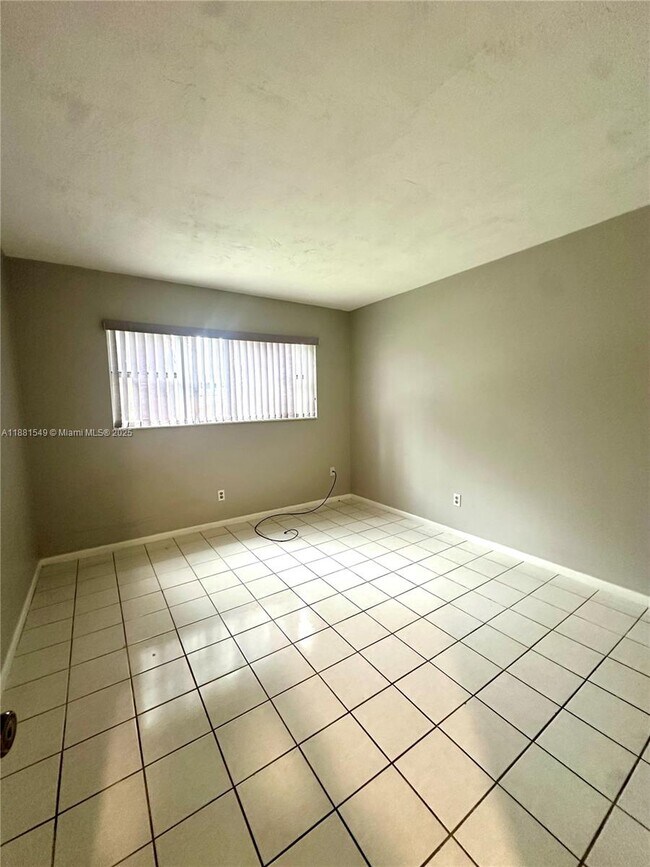 Foto del edificio - 250 Layne Blvd