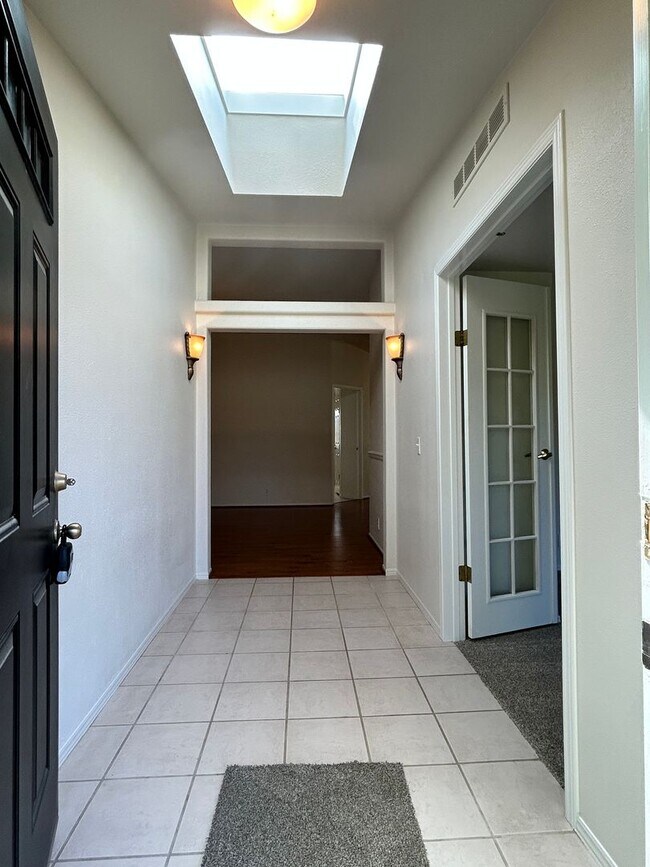 Foto del edificio - Large Single Family Home in Country with Office
