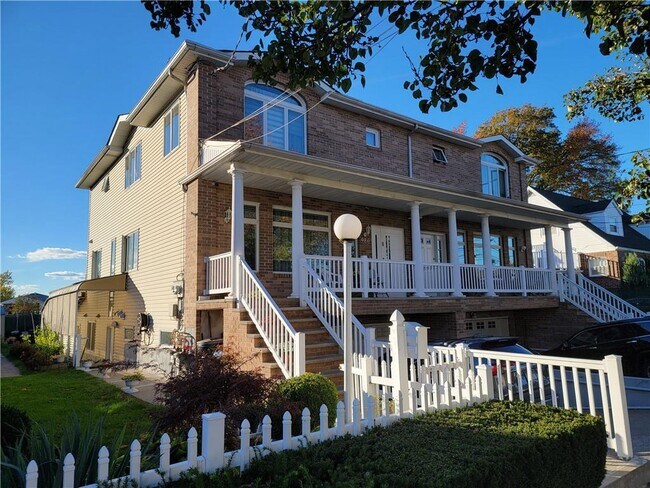 Building Photo - 986 Manor Rd