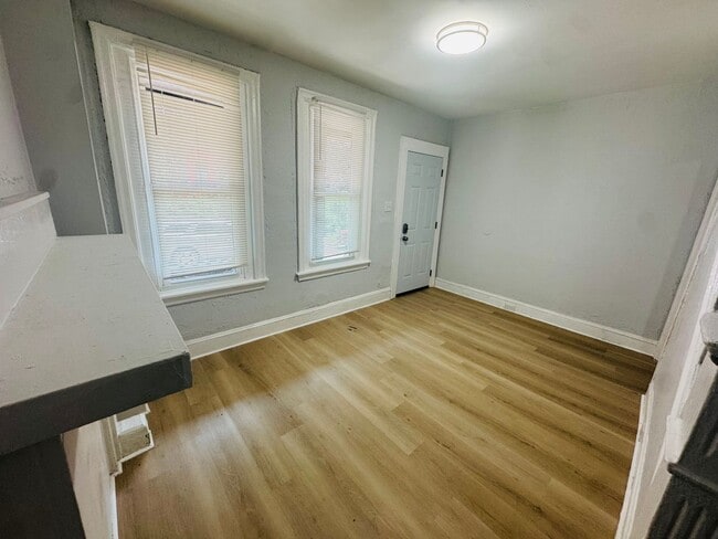 Foto del edificio - Remodeled 3bd/1 House with Rear yard!! SEC...