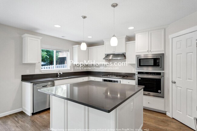 Foto del edificio - Luxury Four Bedroom Home in Milwaukie!