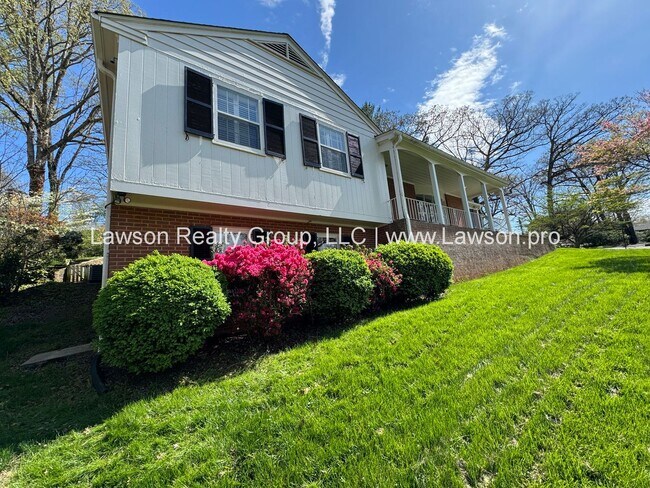 Foto del edificio - Spacious South Roanoke Home with Lawn Care Included