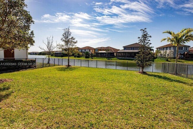 Foto del edificio - 8630 Lakeside Bnd