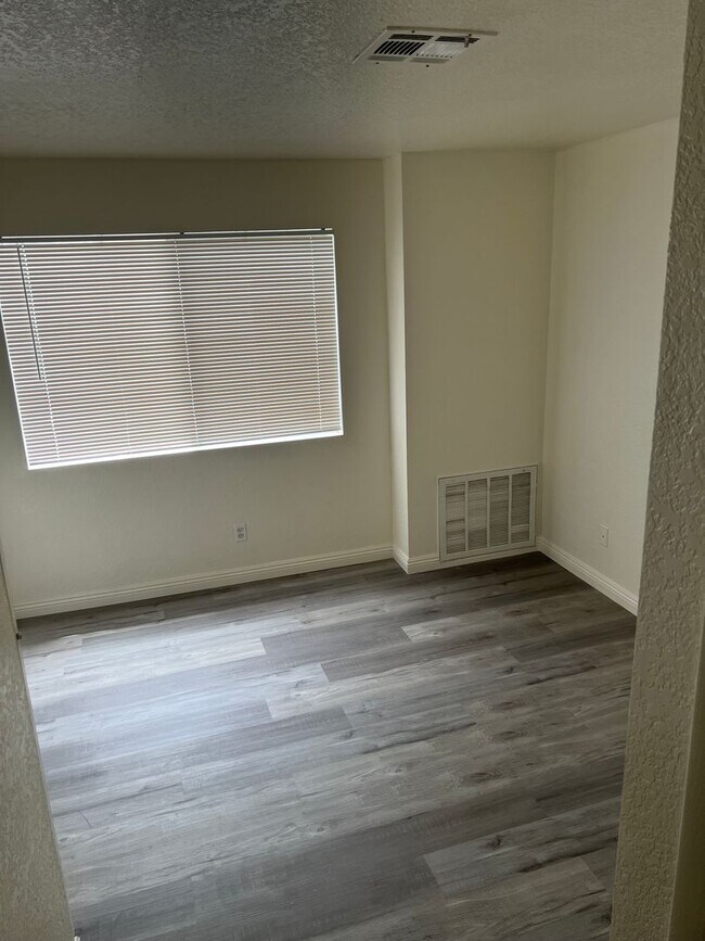 Building Photo - UPGRADED 1 Bedroom 1 Bath Twain & Valley View