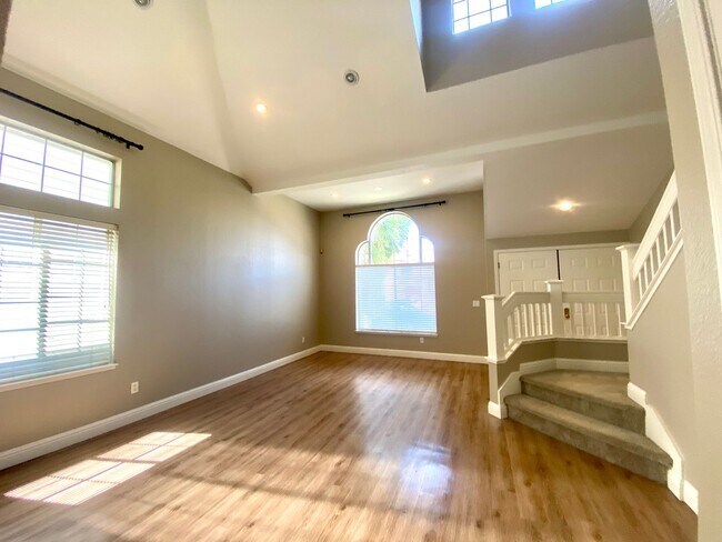 Foto del edificio - Pleasanton 4 Bed / 3 Bath, Solar Home, with Pool, Pets welcome, Owner provides gardener & pool se...