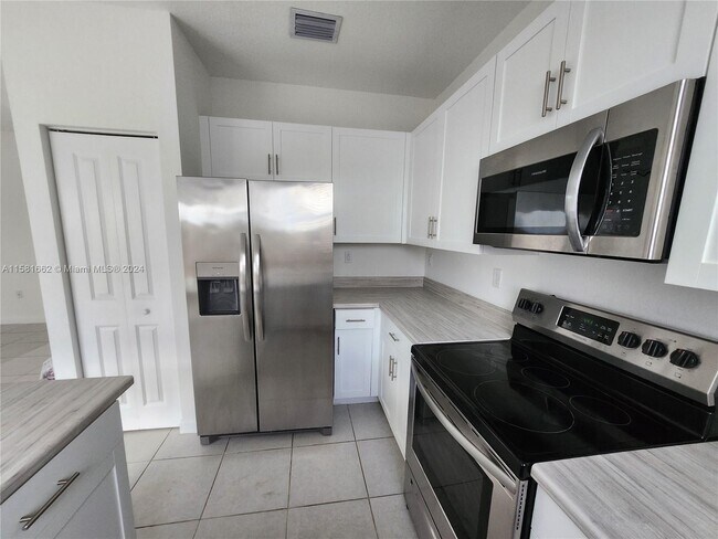 Foto del edificio - 2693 SE 19th St