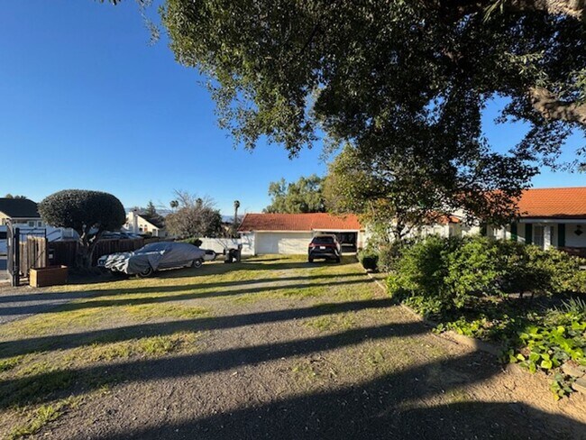 Foto del edificio - Charming spacious Evergreen farmhouse with large parking area