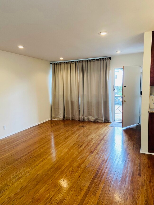 Foto del edificio - 1155 N Gardner St