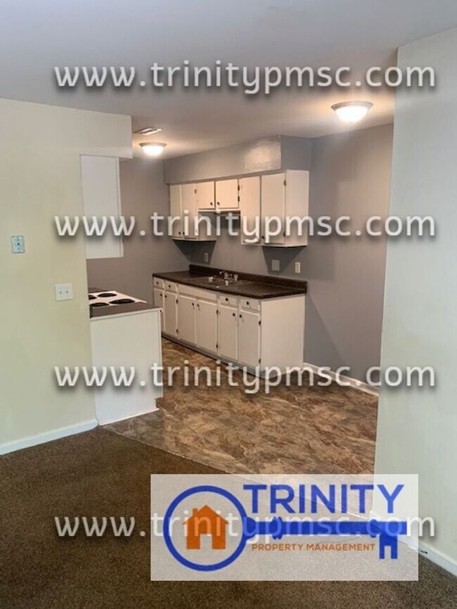 Building Photo - Upstairs apartment available now!