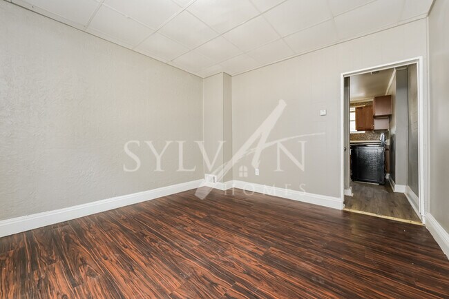 Building Photo - Charming 2BR 1BA Home