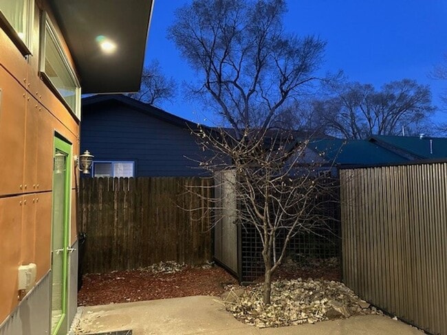 Building Photo - Modern Studio Apartment | Gated Parking + In-Unit Washer/Dryer