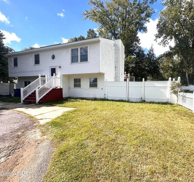 Building Photo - 4 Thoroughbred Ln