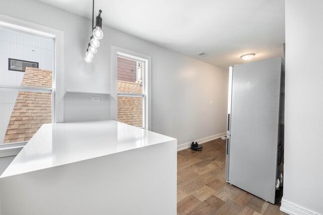 Building Photo - 2112 W 18th Plz