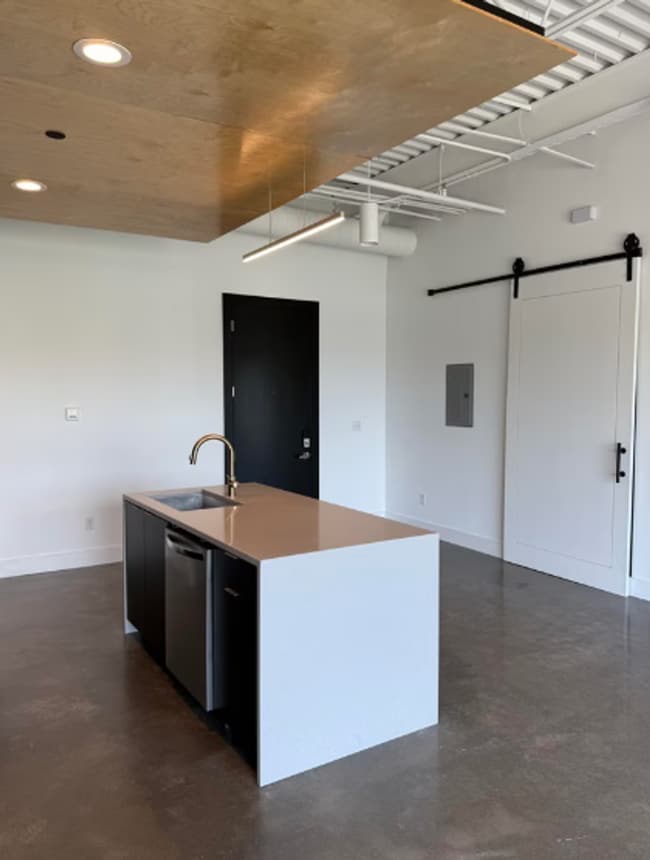 Building Photo - The Icon - Suite 305