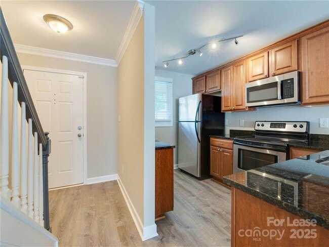 Building Photo - 1344 Green Oaks Ln