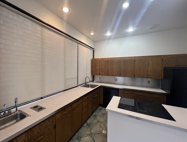 Foto del edificio - 2035 Waverly Pl N