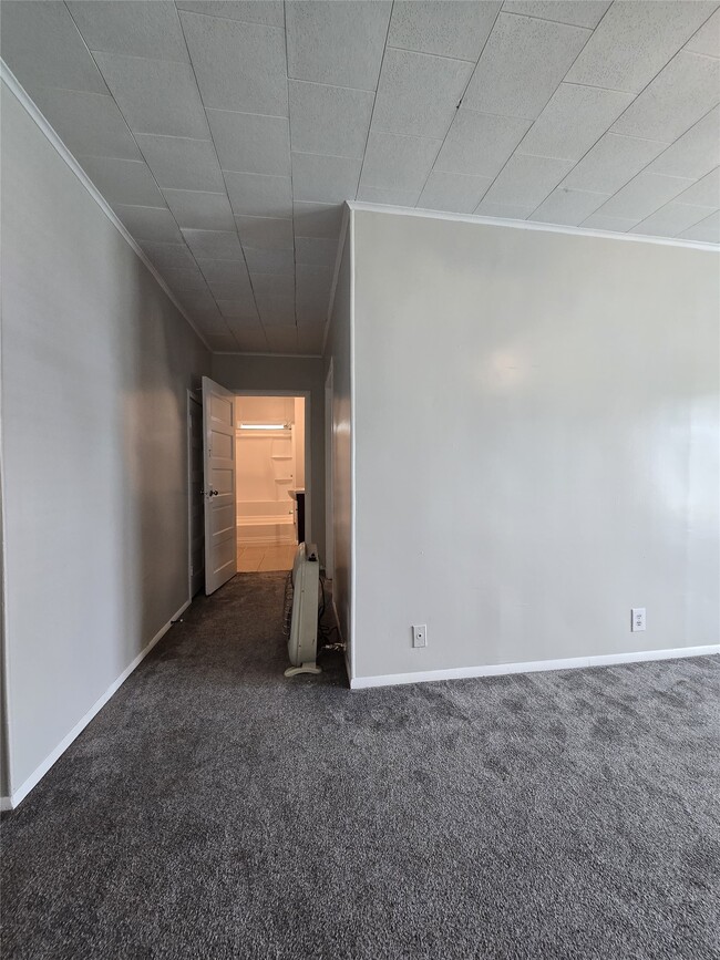 Building Photo - 615 Kernohan St