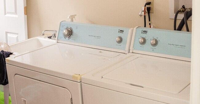 Foto del edificio - Southside Flats 4 Bedroom! Rooftop Deck! Central AC! Laundry Included!